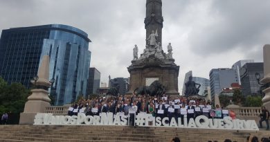 Mitin ciudadano en el Ángel de la Independencia