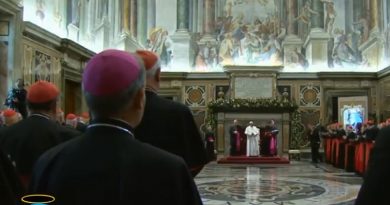 Curia orientada al exterior, pide el Papa
