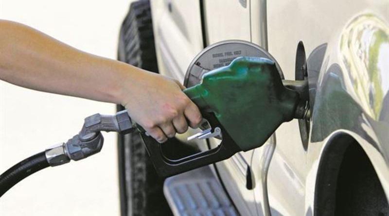 Sí, el impuesto al carbono y otros hacen la gasolina absurdamente cara