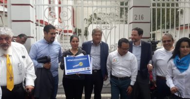 Ola Celeste México entrega a AMLO firmas por la vida y la familia