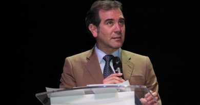 Democracia enfreta retos en contexto adverso: Lorenzo Córdova