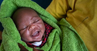 Madres y bebés sobreviven más que nunca al parto: OMS