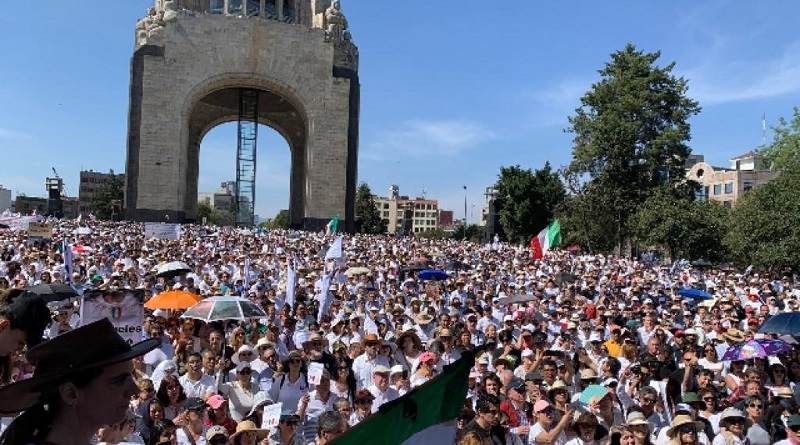 Marchan miles de ciudadanos contra gobierno de López Obrador