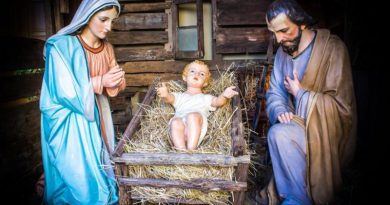 El Niño Dios en el pesebre, con María y José