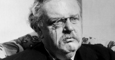 La chuleta del caballero -- P. Santiago Martín (Franciscanos de María) La semana pasada, el 30 de julio, se cumplieron cien años del ingreso de Chesterton en la Iglesia católica. Para la inmensa mayoría de los católicos sigue siendo un desconocido, pero para otros, entre los que me incluyo, es mucho más que el maestro de las paradojas, autor de frases que te hacen pensar y a veces reír, o autor de libros que te permiten pasar un buen rato a la vez que te dejan unas gotas de sabiduría, como las novelas que tienen al padre Brown como protagonista. Chesterton es, para mí y para muchos otros, un padre espiritual. Y lo es, sobre todo, porque encuentro en él una luz para saber comportarme de manera católica en una Iglesia en la cual hay muchos que no quieren dejar de ser oficialmente católicos, pero que quieren que la Iglesia católica siga llamándose así sin ser católica. Sólo para enumerar las frases de Chesterton que me han hecho pensar, rezar e incluso avergonzarme de mí mismo, necesitaría muchas horas. Lo mismo me pasa con los libros de él que he leído. No sé si serán todos, pero desde luego son todos los que he encontrado y son muchos, aunque en ninguno he hallado más sabiduría que en su “Autobiografía”. Es en ese libro sobre todo donde le descubrí como mi maestro espiritual, especialmente en lo que se refiere a la virtud que considero más excelsa y necesaria -después, naturalmente, de las tres virtudes teologales-. Me refiero a la humildad. Cuando Chesterton habla del desprecio que sentimos hacia el “diente de león” porque pensamos que es una planta vulgar, nos invita a pensar si en realidad ese desprecio se debe a que consideramos que es poca cosa para lo que nosotros merecemos. Y cuando describe la indignación de un caballero inglés que protesta porque considera que la chuleta que le han servido en su club no es suficientemente buena, nos hace ver que el problema no está en la chuleta sino en el concepto que tenemos de nosotros mismos, porque esa misma chuleta sería muy bienvenida en la mesa de un obrero. La frase “¿Es ésta una chuleta digna de un caballero?”, me ayuda a poner los pies en el suelo, cada vez que tengo la insidiosa tentación de pensar que merezco más de lo que tengo. He aprendido de Chesterton a dar gracias por el vulgar “diente de león” y por la no tan buena chuleta que me ponen en el plato, porque ambos son dones maravillosos que, en realidad, no merezco. Aunque la gran maestra de mi vida, sin mérito mío, es la Virgen María, de la cual he aprendido casi todo, en el capítulo del agradecimiento, que constituye la esencia del carisma de los Franciscanos de María, Chesterton no ha sido un rayo de luz que ilumina la oscuridad, sino un foco permanentemente encendido. No puede haber agradecimiento sin humildad y no puede haber humildad sin que uno conozca quién es Dios y quién es uno mismo. Sólo así es posible vivir en un permanente asombro ante una puesta de sol, como si fuera la primera vez que la ves, o darle gracias a Dios porque tienes una chuleta para comer, aunque no sea de primera calidad. La humildad precede al agradecimiento y la provoca: “Siendo niños éramos agradecidos con los que nos llenaban los calcetines por Navidad. ¿Por qué no agradecíamos a Dios que llenara nuestros calcetines con nuestros pies?”, escribió una vez, ayudándonos a darnos cuenta de que no sólo debemos dar gracias por los calcetines, sino por los pies, incluso aunque no tuviéramos calcetines o no tuviéramos los mejores calcetines del mundo. En su maravillosa biografía de San Francisco dice: “Francisco mezcló todos sus pensamientos con su gratitud, porque había descubierto que tenía con Dios una deuda infinita” y en otra de sus obras vuelve a este pensamiento: “Constituye la más alta y la más santa de las palabras el hecho de que quien sabe muy de veras que no podrá pagar su deuda, esté pagándola siempre, echando siempre cosas a un abismo sin fondo de insondable gratitud”. Asombro, humildad, gratitud, tres virtudes que he descubierto más profundamente gracias a Chesterton. Pero también, como he dicho, le considero un maestro para afrontar los tiempos confusos en los que nos ha tocado vivir. Él se hizo católico porque descubrió que aquí está la plenitud de la verdad y, ya entonces, se sintió decepcionado de la flexibilidad anglicana. Buscaba certezas y no relativismo y las encontró en la Iglesia católica. Quizá hoy esa decepción se la produciría un sector de esta Iglesia católica, tan diferente a aquella en la que él entró. Lo que decía de Cristo vale para hoy más incluso que entonces, cuando se intenta “modernizar” su mensaje, suprimiendo aquello que no le gusta al mundo: “No hay palabra de verdad en que las ideas de Jesús de Nazaret fuesen adecuadas a su tiempo y no lo sean ya al nuestro. El final de su historia sugiere quizá hasta qué punto eran precisamente inadecuadas a su tiempo». O esa otra frase sobre lo que buscaba y halló en la Iglesia católica: “No queremos una religión que tenga razón cuando nosotros tenemos razón. Lo que nosotros queremos es una religión que tenga razón cuando nosotros estamos equivocados”. Una religión donde se pueda interpretar el Concilio en continuidad con la Tradición sin que te quieran echar de la Iglesia por ello, o donde se pueda rezar el Rosario sin ser visto como un bicho raro, como un tradicionalista enemigo de la verdadera fe: “No quiero pertenecer a una religión en la cual se me permite poseer un crucifijo. Tengo el mismo sentimiento respecto a esa otra cuestión, más expuesta a la controversia de los hombres, la de la Santísima Virgen. Si a la gente no le agrada ese culto, tiene razón en no ser católica. Pero quiero que los que son católicos se llamen católicos; que esa idea les sea no sólo grata, sino que la amen, y la amen ardientemente, proclamándola con orgullo por encima de todo. Quiero que se me permita tener entusiasmo por la existencia del entusiasmo; y no que se tolere fríamente mi mayor entusiasmo como si fuera una excentricidad personal”. Un tiempo, el nuestro, que previó con temor un santo inglés que precedió a Chesterton en la conversión al catolicismo, el cardenal Newman: “Agradezco a Dios vivir una época en la que el enemigo está fuera de la Iglesia y saber en dónde se encuentra y qué se propone. Pero preveo un día cuando el enemigo esté al mismo tiempo dentro y fuera de la Iglesia. Y rezo desde ahora por los pobres fieles que serán víctimas de un fuego cruzado”. Pero es en esta época, aquí y ahora, donde tenemos que amar al Señor y por amor a Él defender la fe, contra los enemigos de dentro y los de fuera, con la suficiente humildad como para no creernos los salvadores del mundo, porque sólo Cristo es el Salvador, y con el suficiente buen humor como para no tomarnos demasiado en serio a nosotros mismos. ................................. @NuevaVisionInfo redaccion.nuevavision@gmail.com P. Santiago Martín Y esto lo he aprendido de Chesterton.