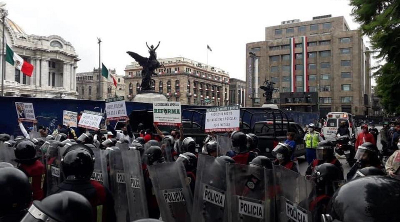 #FRENAAA acampa en Avenida Juárez, hasta que los dejen entrar al Zócalo de la Ciudad de México