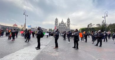 Restauranteros mexicanos exigen reapertura de sus negocios. Realizan "cacerolazo" en la Ciudad de México y en Toluca, Estado de México.