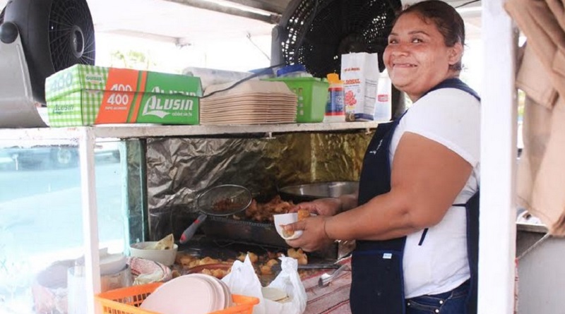 La difícil situación económica provoca que matrimonio se dediquen a la venta de alimentos en la vía pública.