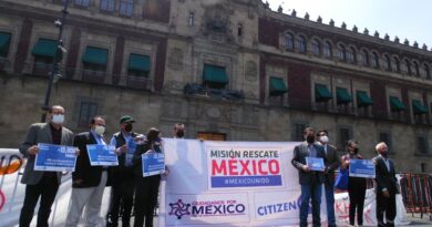 Misión Rescate México entrega en Palacio Nacional 15 mil firmas recolectadas en CitizenGO para que López Obrador demuestre su compromiso con el combate a la corrupción y meta a la cárcel a los corruptos de antes y a los de ahora.