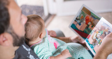 Leer en familia es una de las varias maneraqs de llenar los tiempos de los hijos y evitar su desánimo.