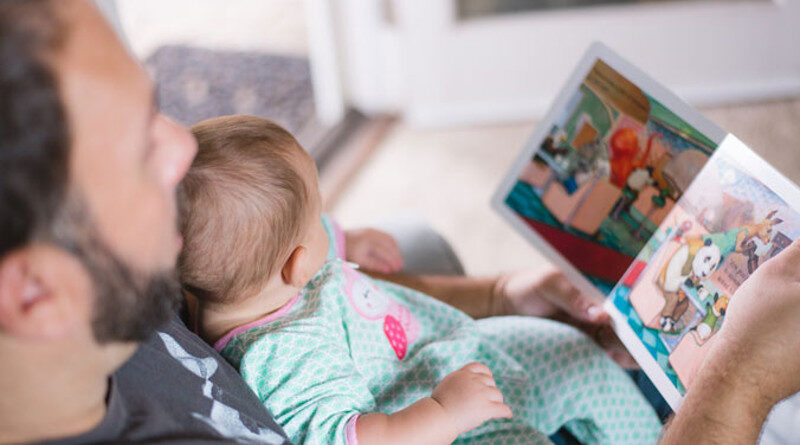 Leer en familia es una de las varias maneraqs de llenar los tiempos de los hijos y evitar su desánimo.