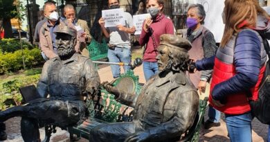 Integrantes de la agrupación política Misión Rescate México exigen a Claudia Sheinbaum y a la alcaldesa de la Alcaldía Cuauhtémoc quitar las estatuas de Fidel Castro y del "Che" Guevara del Jardín de la colonia Tabacalara.