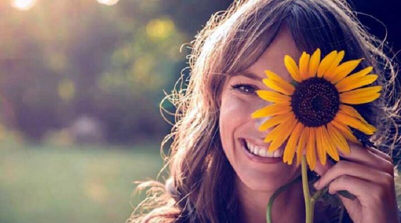 Cuando una persona rebosa de buen humor, optimismo y alegría de manera cotidiana, suele tener personas a su alrededor.