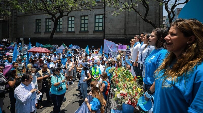 Más de 40 mil mexicanos marchan por la defensa del derecho a la vida en México. Condenan a la Corte mexicana por su postura abortistas y porque se ha convertido en "peón" del presidente Andrés Manuel López Obrador.