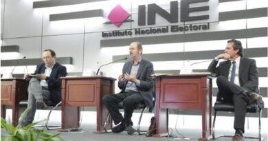 El escritor mexicano Juan Villoro imparte conferencia en el INE.