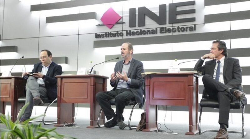 El escritor mexicano Juan Villoro imparte conferencia en el INE.